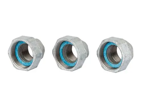 Drei Metallverschraubungen mit Innengewinde, gefertigt aus Messing, zur Verbindung von Rohrleitungen, präsentiert von Danfoss.